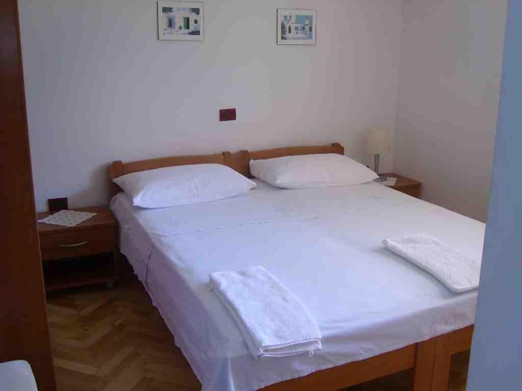 Apartments And Rooms By The Sea Sutivan, Brac - 2943 Ngoại thất bức ảnh